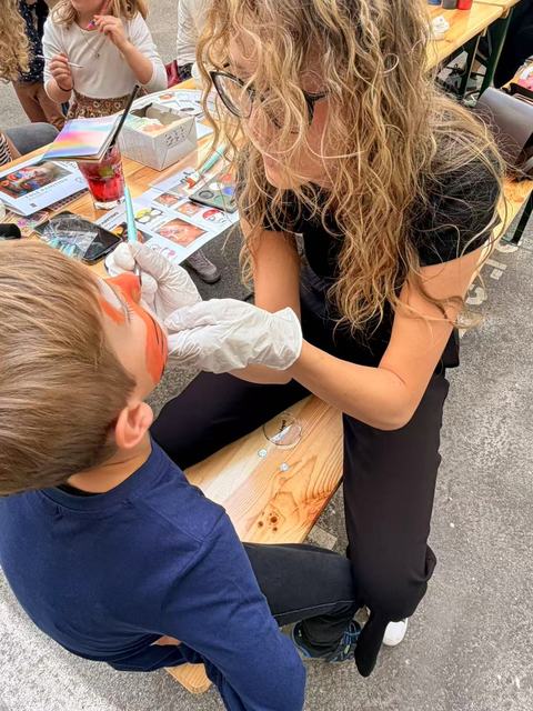 Child getting their face painted at a Kleines Glück event in Magdeburg