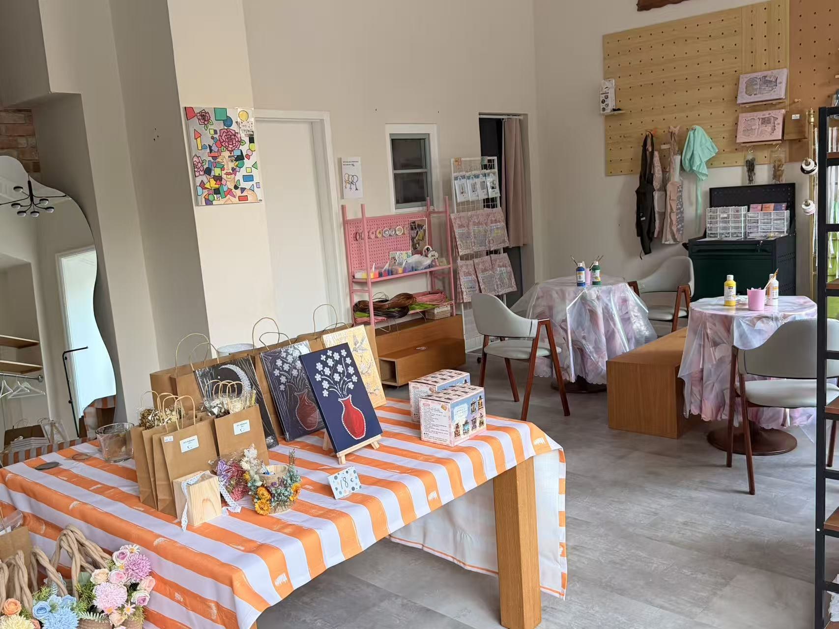 DIY workshop Magdeburg at Kleines Glück with wooden work table, material kits and craft projects