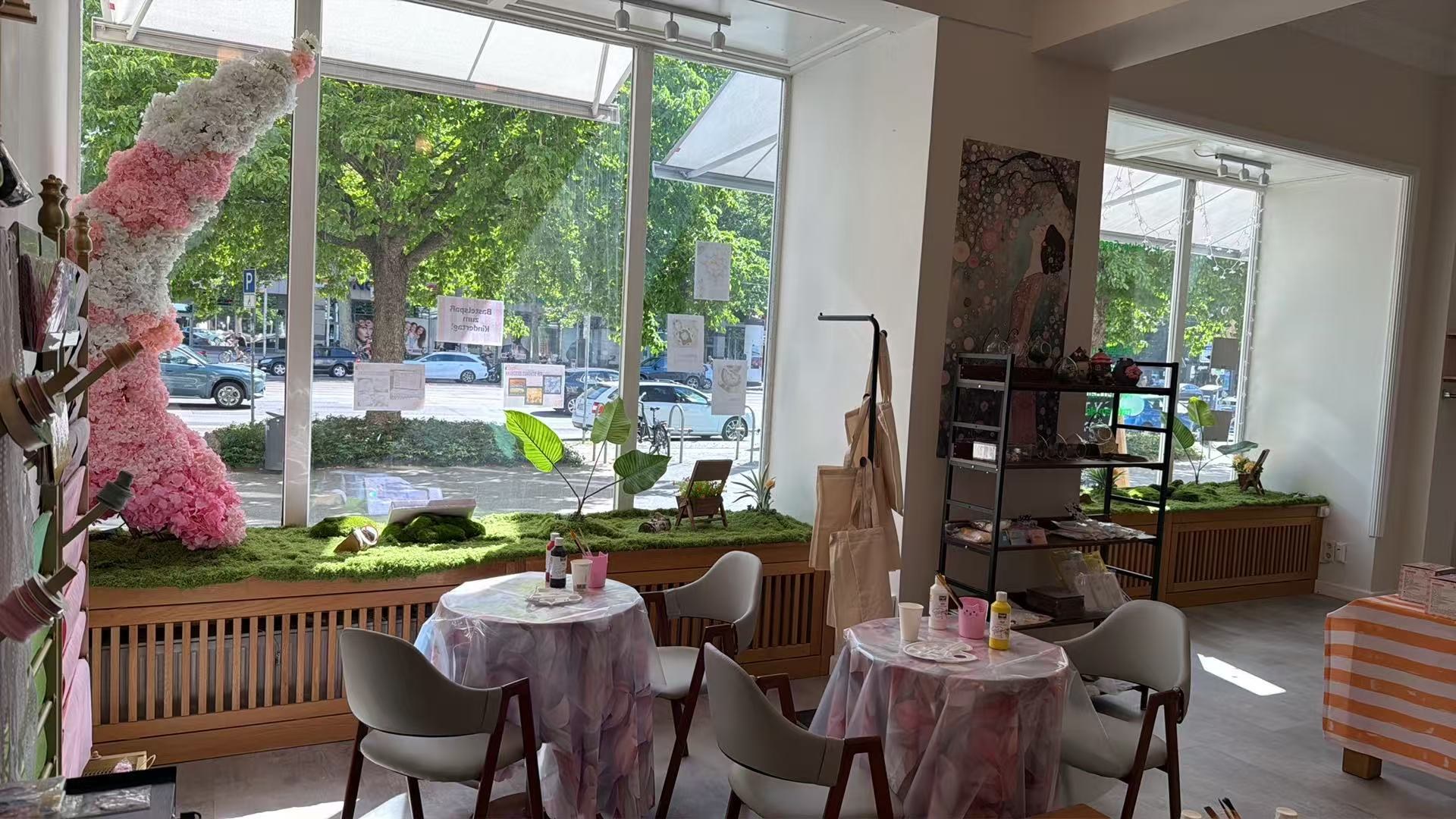 DIY workshop at Kleines Glück in Magdeburg with studio, plants and a creative craft station